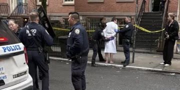 Policías de Nueva York arrestan a John Woeltz, acusado de secuestrar, atacar y retener a un hombre contra su voluntad por varias semanas en una lujosa casa de Manhattan, el viernes 23 de mayo de 2025, en Nueva York. (AP Foto/Kava Gorna vía AP)