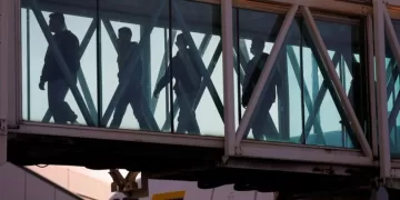 Migrantes venezolanos llegan tras ser deportados de Estados Unidos al Aeropuerto Internacional Simón Bolívar, en Venezuela (REUTERS/Leonardo Fernández Viloria)