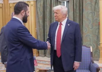 In this photo released by the Saudi Royal Palace, President Donald Trump, right, shakes hands with Syria's interim President Ahmad al-Sharaa, in Riyadh, Saudi Arabia, Wednesday, May 14, 2025. (Bandar Aljaloud/Saudi Royal Palace via AP) - Créditos: @Saudi Royal Palace
