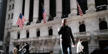 Dow Jones Cae 300 Puntos Mientras la Fed Aguarda Decisión de Tasas