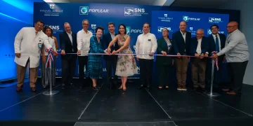 De izquierda a derecha, los señores Miguel Ortega, Betzabé Balbuena de Bermúdez, José Armando Bermúdez, José Mármol, Sonia Guzmán, Christopher Paniagua, Raquel Arbaje, Mario Lama, Rosa María Santos, Ulises Rodríguez, Valentín Reinoso, Bernardo Hilario y Cayetano Collado Cruz.