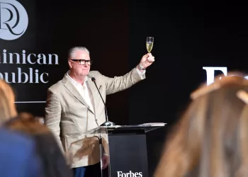 Michael Jalbert, CEO de Forbes Global Propertie brinda al final del acto