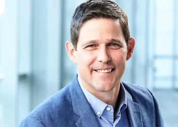 Mike Grams director de operaciones Starbucks