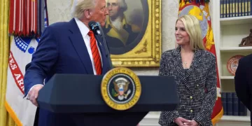 El presidente estadounidense Donald Trump da la bienvenida a Pam Bondi antes de que preste juramento como secretaria de Justicia, en la Oficina Oval de la Casa Blanca, en Washington, el miércoles 5 de febrero de 2025.