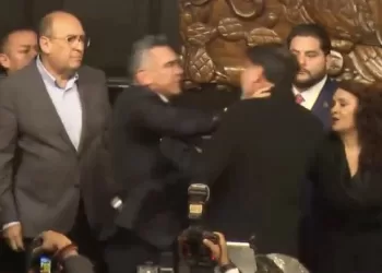 Choque físico entre Noroña y Moreno