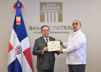 Gobernador Valdez Albizu Recibe un Reconocimiento del Colegio Dominicano de Economistas