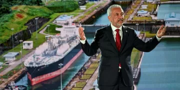El administrador del canal de Panamá, Ricaurte Vásquez