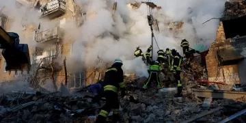 Rescuers work at the site of an apartment building which was hit by Russian missile and drone strikes, amid Russia's attack on Ukraine, in Kyiv, Ukraine August 28, 2025. REUTERS/Thomas Peter