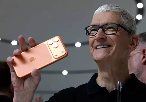CUPERTINO, CALIFORNIA - 09 DE SEPTIEMBRE: El CEO de Apple, Tim Cook, sostiene un nuevo iPhone 17 Pro durante un evento especial de Apple en la sede de Apple el 9 de septiembre de 2025 en Cupertino, California. Apple presentó una nueva generación de iPhones y actualizó los Apple Watches y AirPods durante un evento especial en la sede de Apple. (Foto de Justin Sullivan/Getty Images)