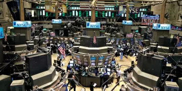 Acciones Globales Retroceden Mientras Wall Street Pierde Impulso