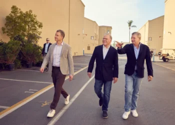 Directores de Netflix Recorren Instalaciones de Warner en Medio de Negociaciones