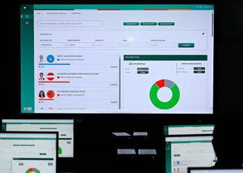 Un hombre observa los resultados provisionales de las elecciones presidenciales en el Consejo Electoral Nacional en Tegucigalpa, el 5 de diciembre de 2025. El empresario de derecha Nasry Asfura, respaldado por Donald Trump, recuperó una estrecha ventaja sobre su rival Salvador Nasralla el 4 de diciembre de 2025, en el cuarto día de un recuento de votos. (Foto de Orlando SIERRA / AFP vía Getty Images)