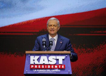 En Santiago, Chile, el 14 de diciembre de 2025, el presidente electo de Chile, José Antonio Kast, pronuncia un discurso tras su victoria electoral. (Foto de Reinaldo Ubilla/NurPhoto vía Getty Images)