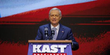 En Santiago, Chile, el 14 de diciembre de 2025, el presidente electo de Chile, José Antonio Kast, pronuncia un discurso tras su victoria electoral. (Foto de Reinaldo Ubilla/NurPhoto vía Getty Images)