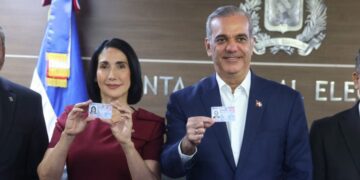 Abinader Recibe La Primera Nueva Cédula Y Arranca Formalmente El Cambio De Documento En El País