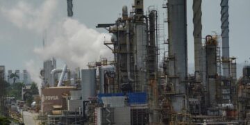 Trump Anuncia Que Venezuela Entregará Hasta 50 Millones De Barriles A EE.UU.