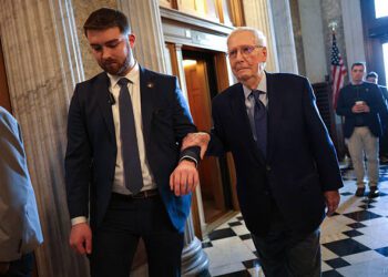 WASHINGTON, DC - 08 DE ENERO: EE. UU. Sen. Estados Unidos Sen. Mitch McConnell (R-KY) llega para una votación del Senado sobre la Resolución de Poderes de Guerra de Venezuela en los EE. UU. Capitolio el 8 de enero de 2026 en Washington, DC. El Senado aprobó la resolución bipartidista 52-47 que bloqueará el uso por parte del presidente Trump de la fuerza militar de los Estados Unidos en Venezuela sin la autorización del Congreso. (Foto de Kevin Dietsch/Getty Images)